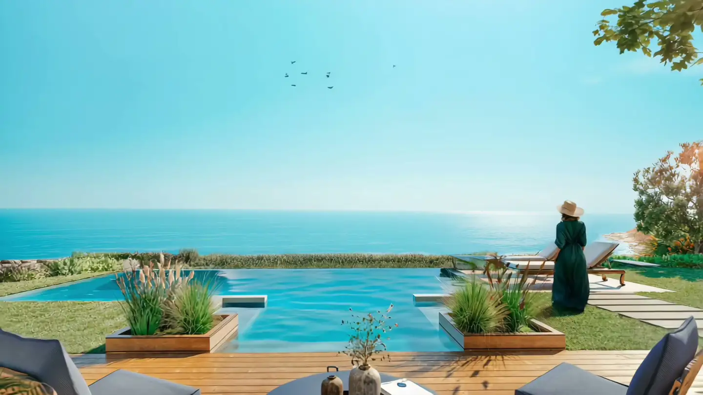 Villa bahçesinden havuz ve deniz manzarası