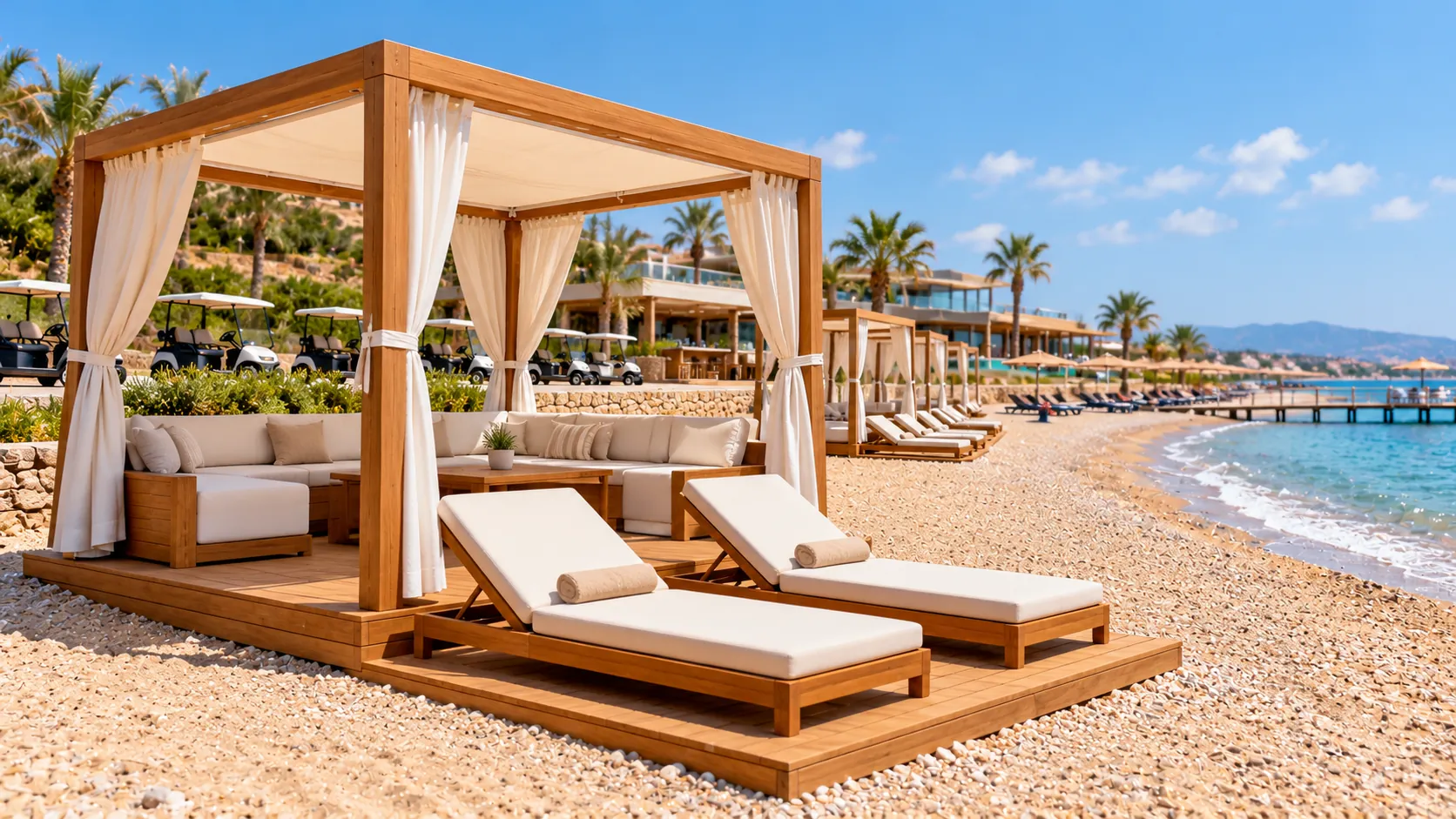 Hilltown Beach Club’da ahşap platformlu, beyaz perdeli özel cabana ve şezlonglar